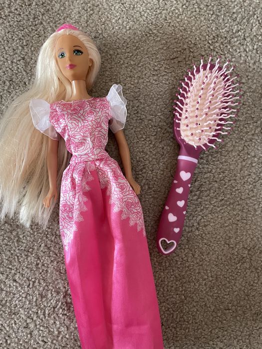 Papusă barbie si perie