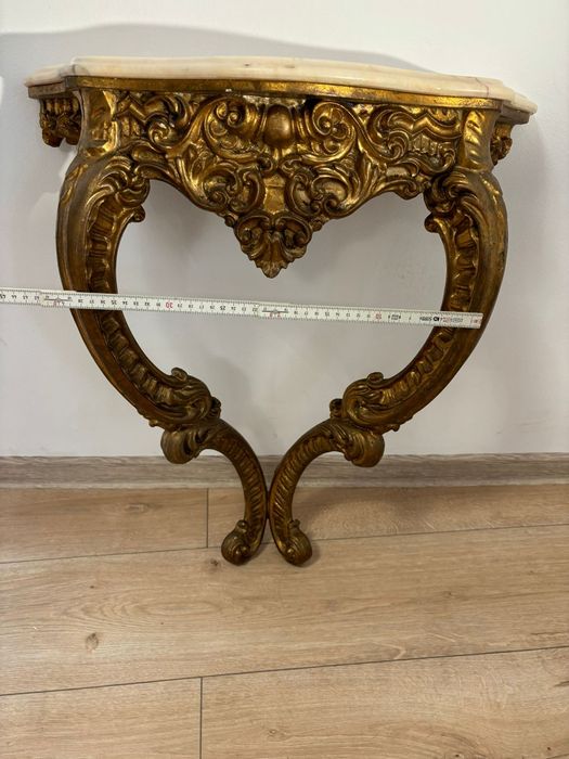 Vant o Consola antica de lemn și o consola de bronz