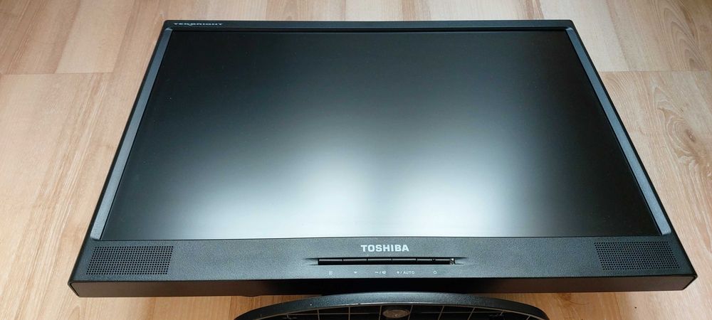 Monitor LCD Toshiba 61 cm total /22" /2 boxe / 3 cabluri /IMPECABIL!