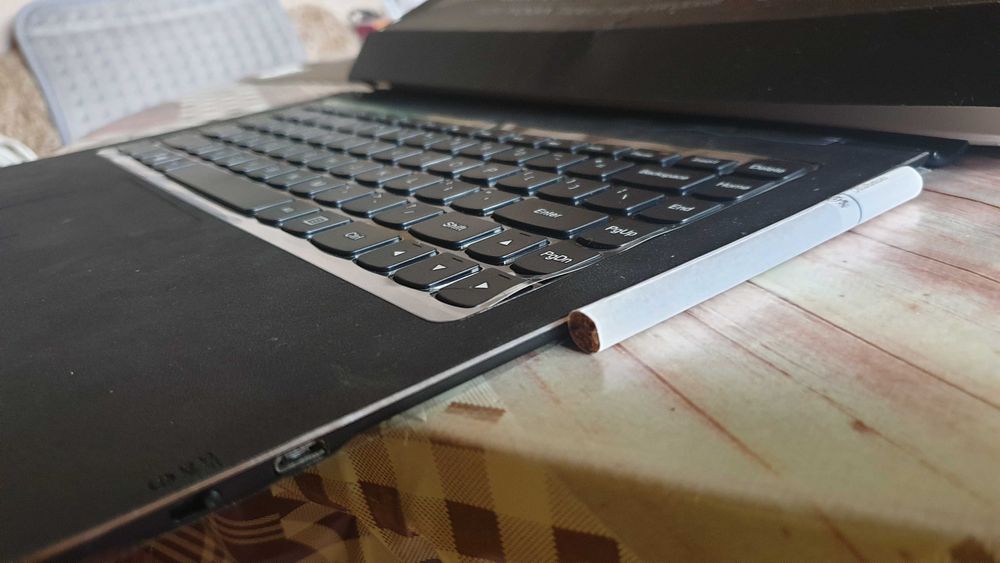 Lenovo Tab 2 Pro 13,3", с мултимедиен проектор и клавиатура.