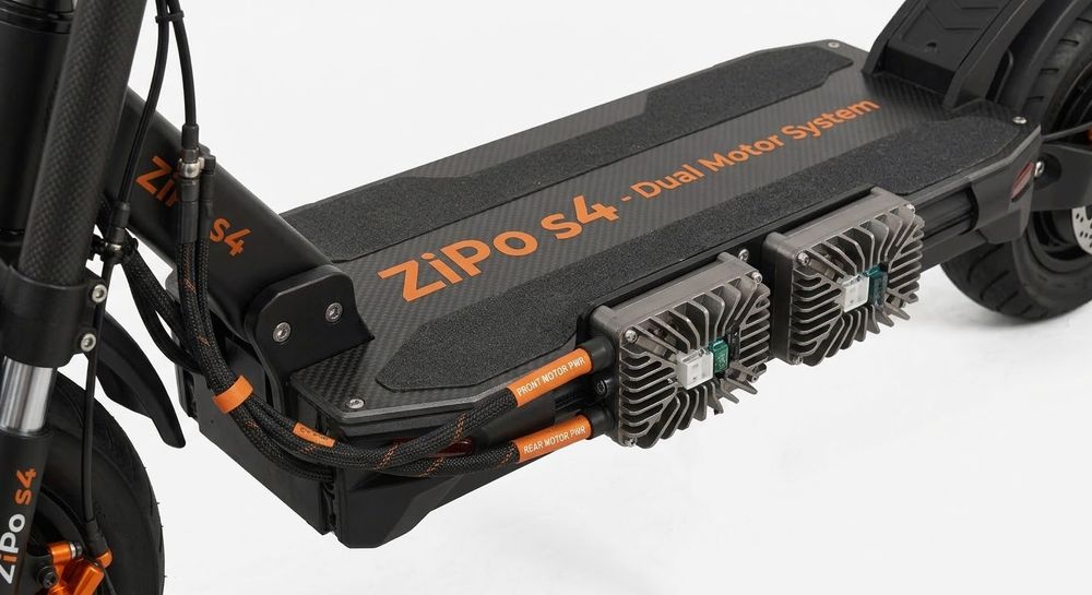 Trotineta electrica ZıPo s4 este o trotineta pentru adulti care prinde o viteza maxima de 213K/h si o autonomie de 250K/h,roti mari:roata fata 12 inch