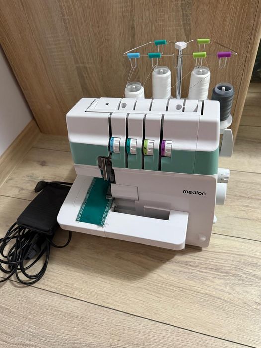 Vând mașină de cusut Overlock Medion