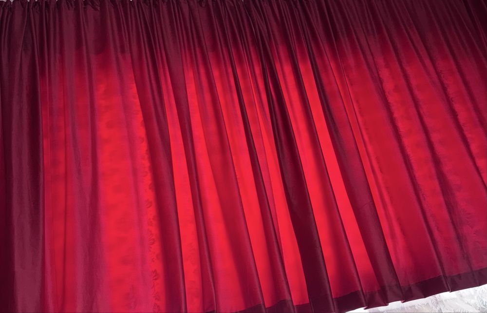Vand draperii rosii