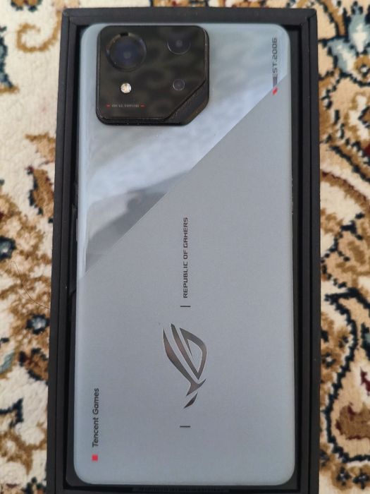 ASUS ROG phone 8
