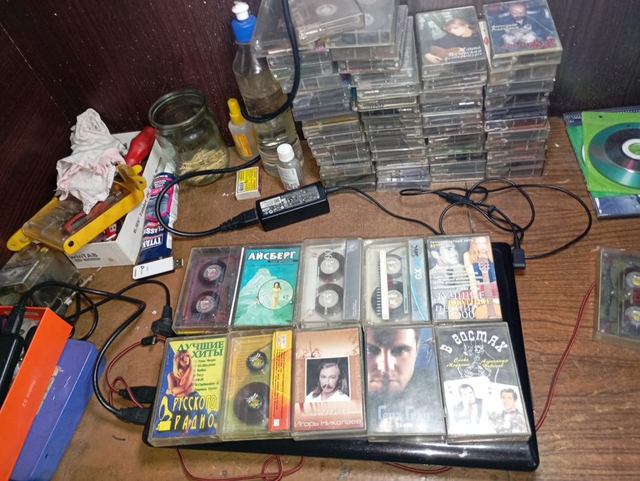 кассеты, пластинки, ДВД и мп3 диски .