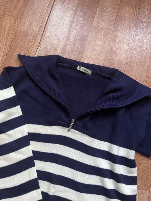 Свитер на замке