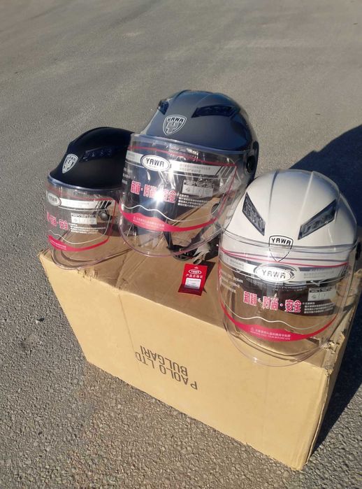 Шлем, каска за мотор скутер мотопед с визьор и спойлер YAWA сив, чер.