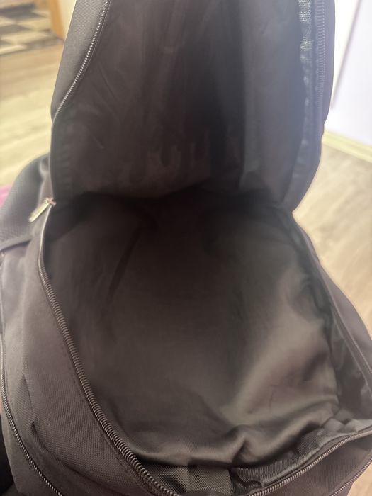 Здравейте,продавам 2 раници.Тази лилавата на adidas струва:18£,а пък тази на BLACKPINK струва:15евро!