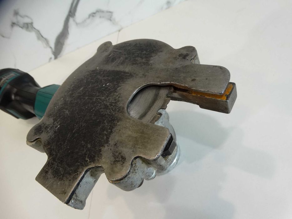 Makita DSC 250 - Акумулаторна резачка за арматура