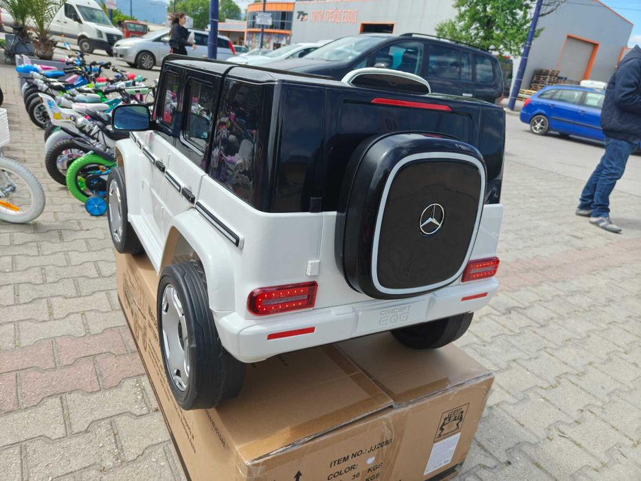 MERCEDES Акумулаторен джип EQG бял