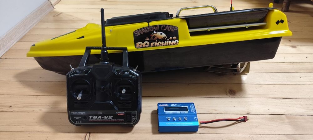 ЧИСТО НОВА лодка за захранка – 15000 mAh + стойка