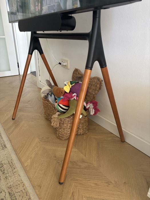 Мобилна стойка за телевизор