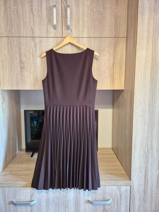 Vând rochie plisată, de o calitate foarte buna.