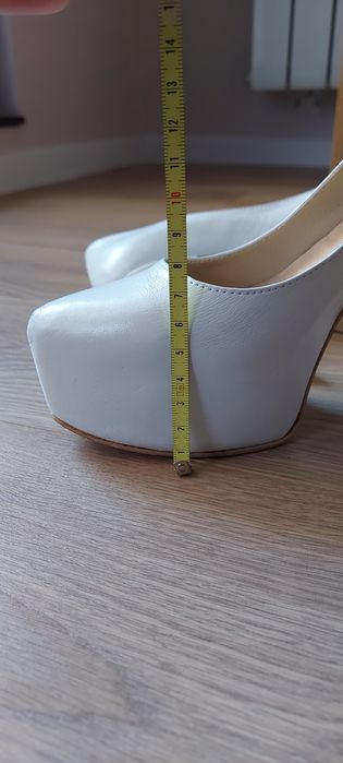 Бели обувки от естествена кожа