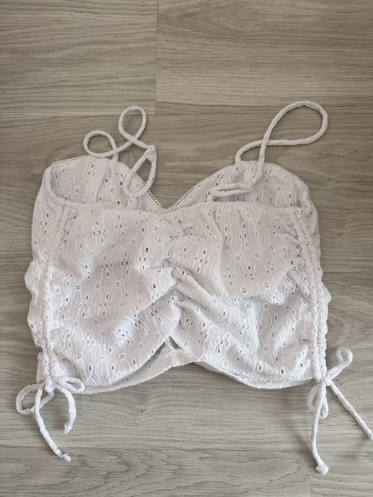 Дамски къс бял топ бродерия