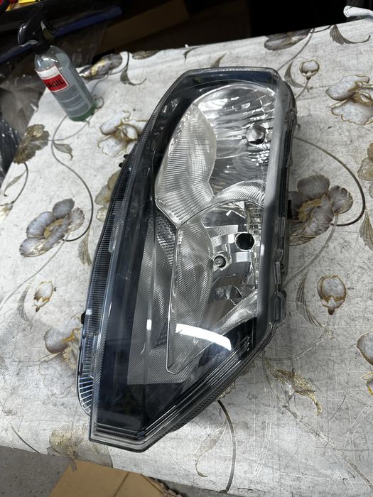 Far dreapta cu defect  skoda rapid.