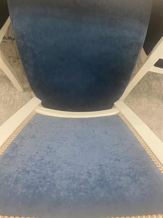 продам красивый стол со стульями