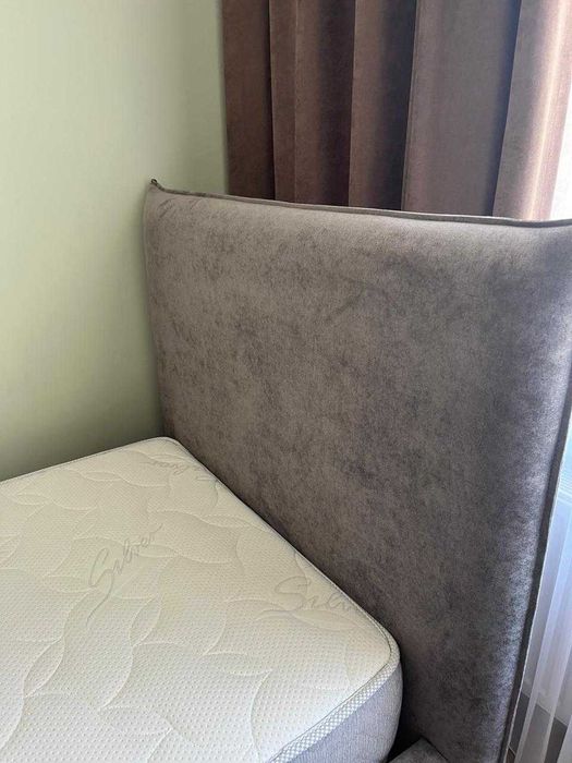 Кровать с ортопедическим матрасом.