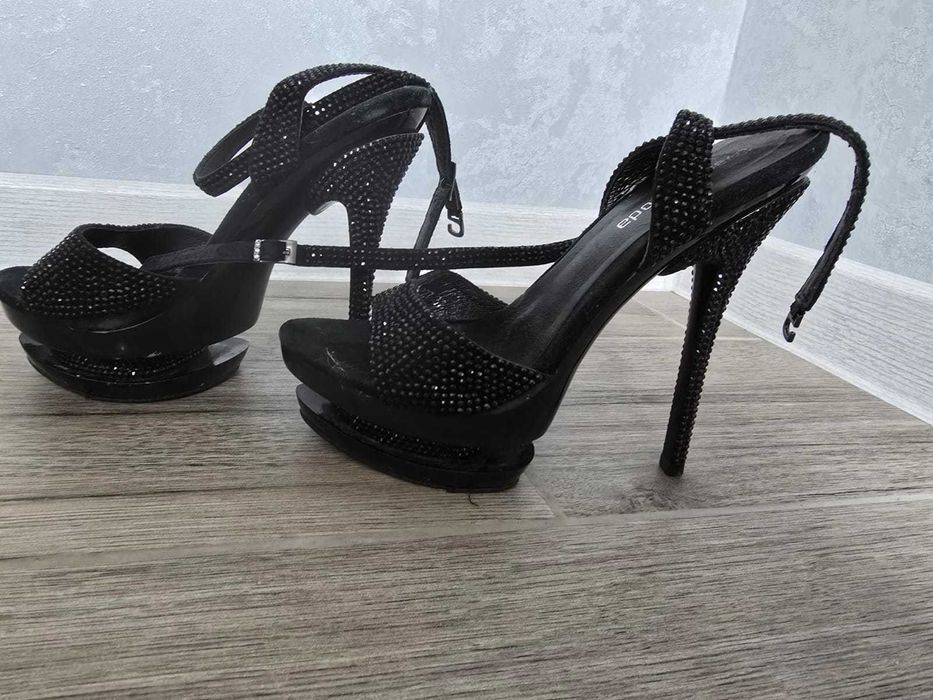 Продам босоножки