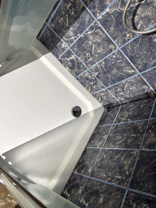 Cabină de duș semirotundă pe colț + cădiță