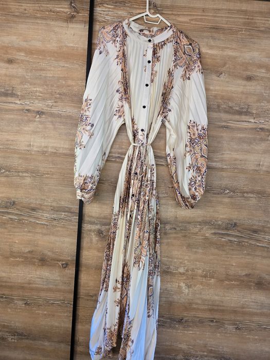 Плисирана дълга рокля