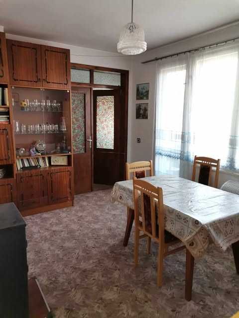 Продава се самостоятелно двуетажно жилище в масивна къща в гр. Попово