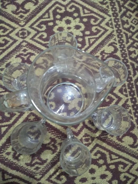 Продавам Нов стъклен ретро сервиз.