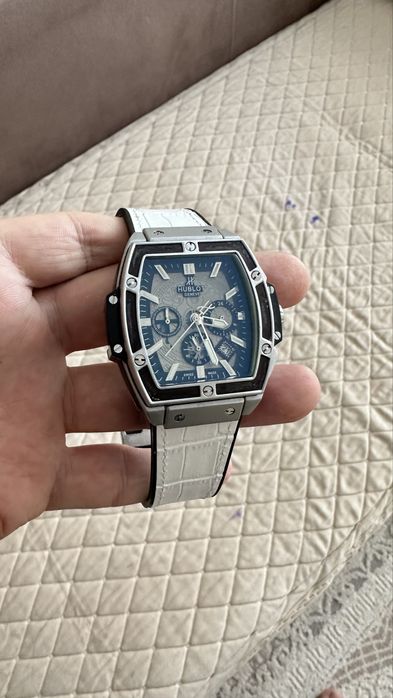 HUBLOT часы новые
