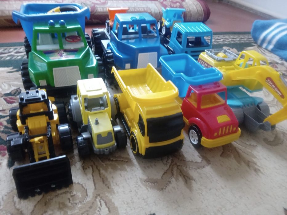 Продам Игрушки машинки Хорошем состоянии