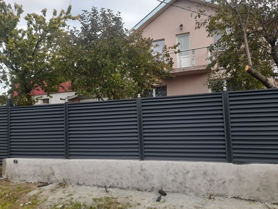 Construim garduri din panouri stil jaluzea șipcă tablă plasă BCA