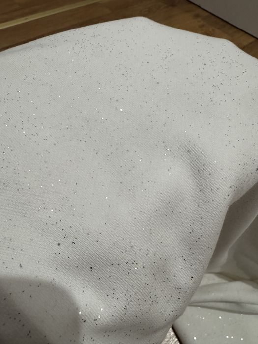 Бял анцуг с блестящи частици