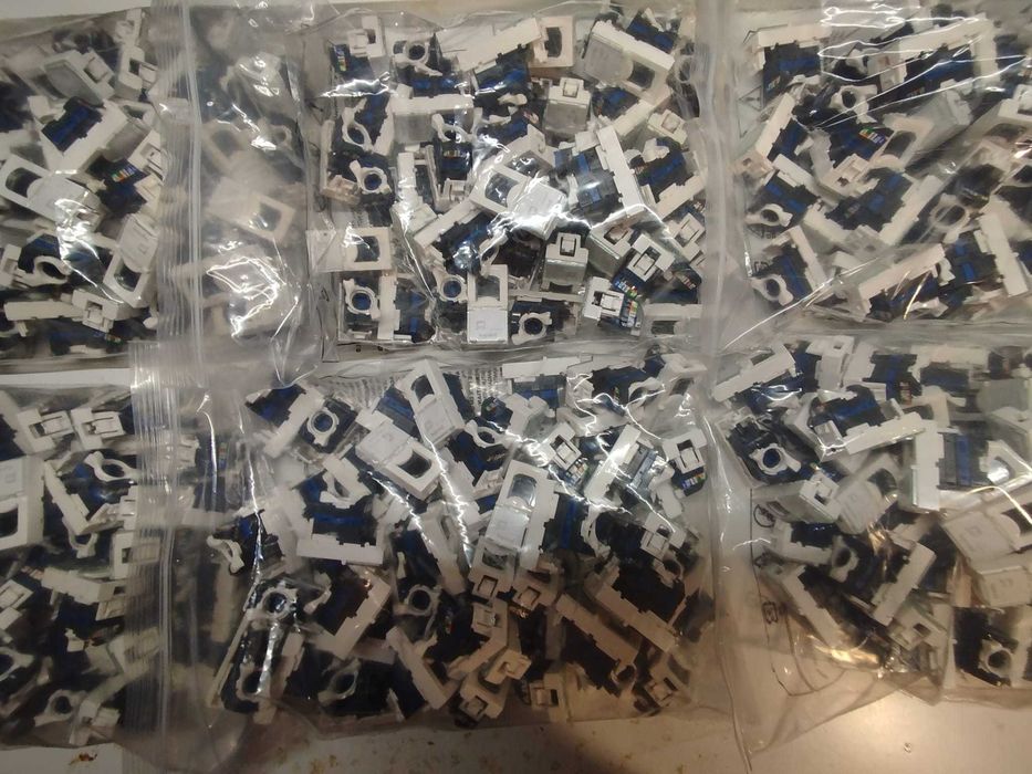 Conector Cat 6 Legrand (REF. 076561]  RJ 45 UTP Alb (300 Buc)