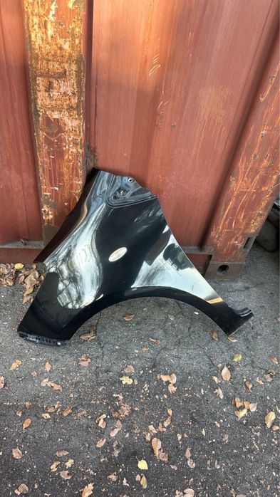 На Yaris хэтбек 2005- крылья двери