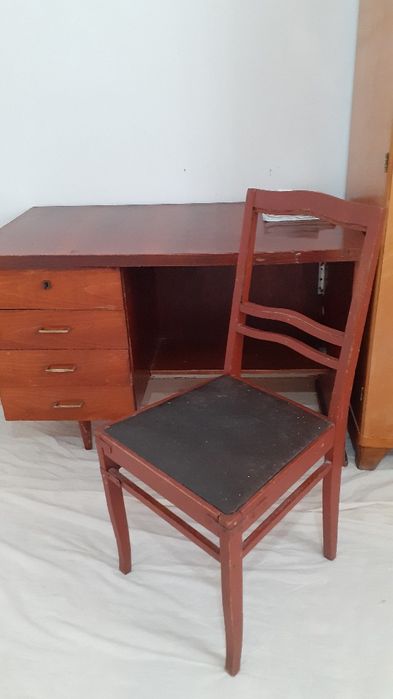 Парта, стул, кровать.