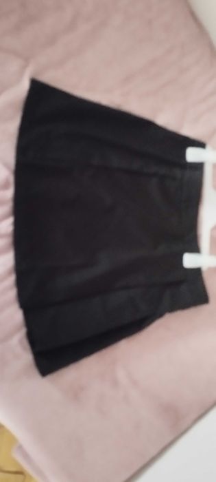 Fusta neagra de stofă și rochie de in potrivite ptr școală