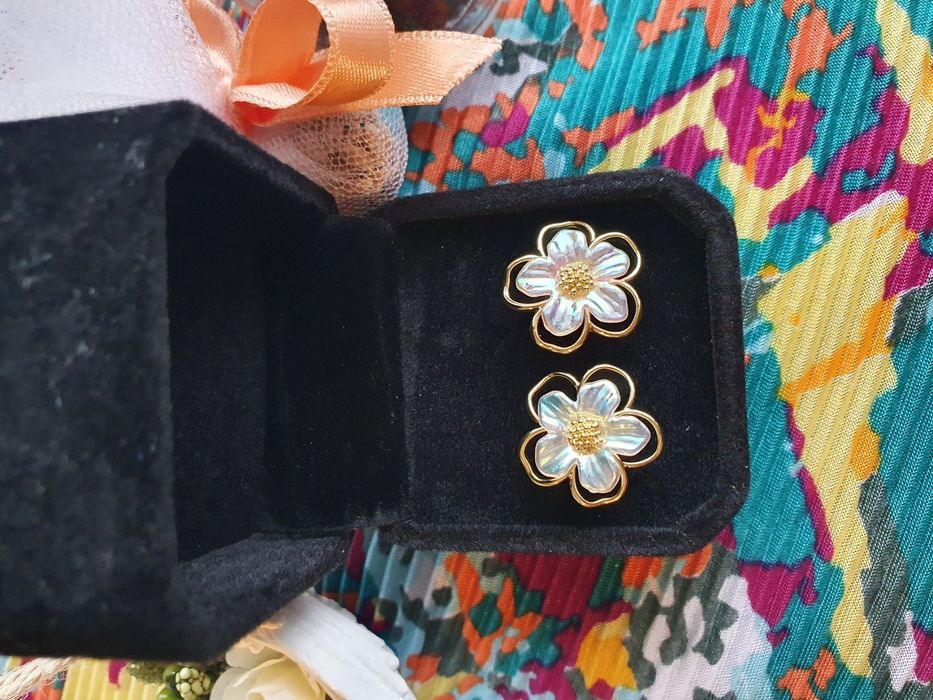 Нови! Продавам сребърни обеци с 14к златно покритие.