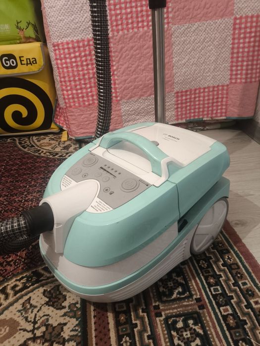 Пылесос Bosch BWD420HYG голубой