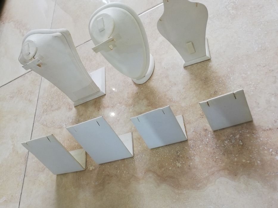 Стойки, бюстиета, манекени за бижута.