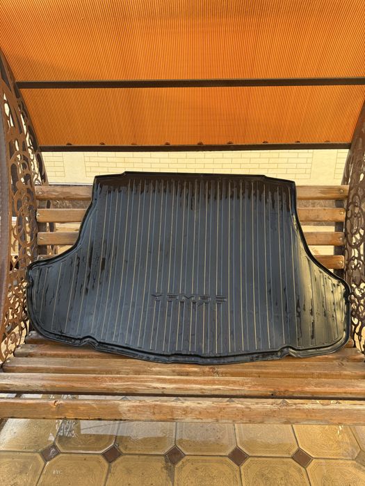 Продаю  полик для багаж Toyota Camry 80