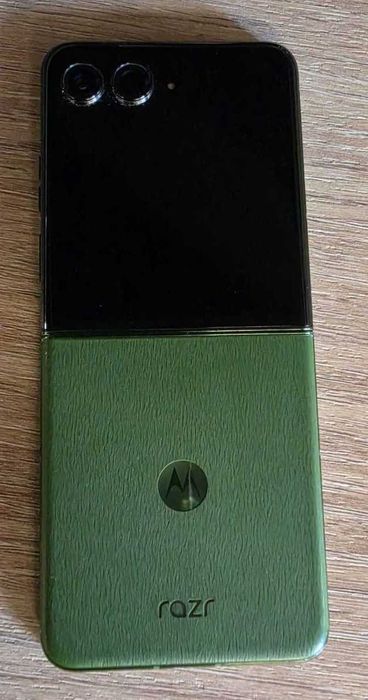 Motorola Razr 50 Ultra (512GB), зелен, в гаранция до 11, 2027 г.
