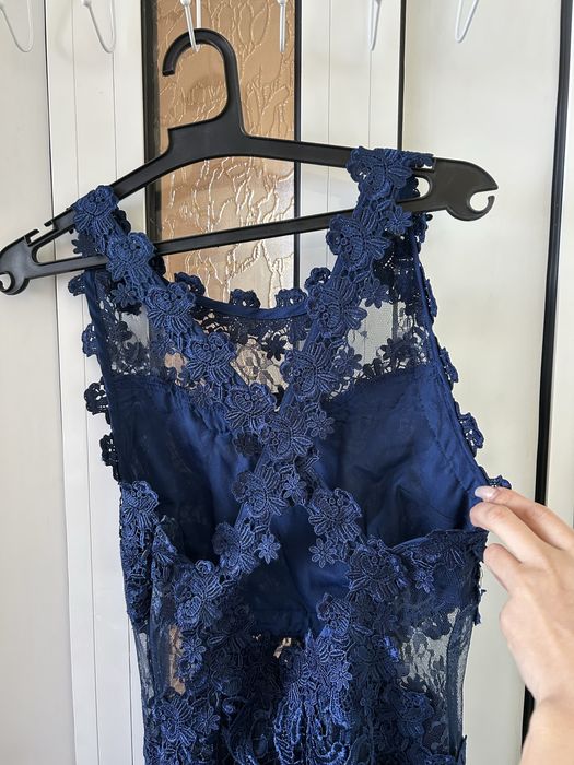 Рокля в синьо с френска дантела и гол гръб.