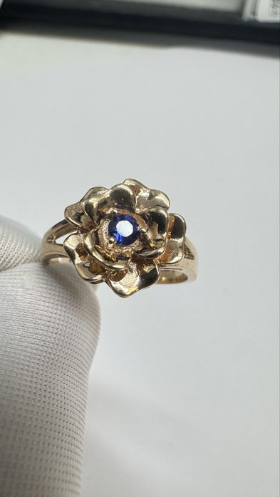 Кольцо цветок с сапфиром натуральным.
