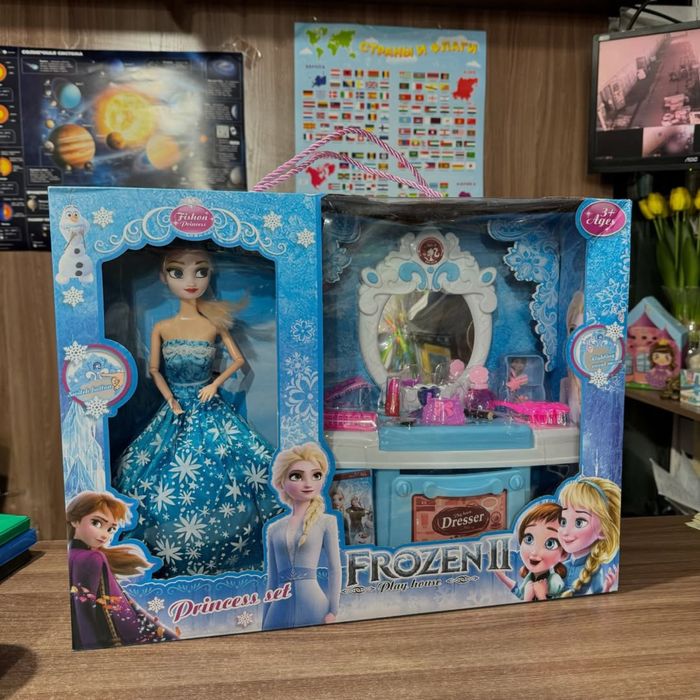 Кукла Эльза с трюмо