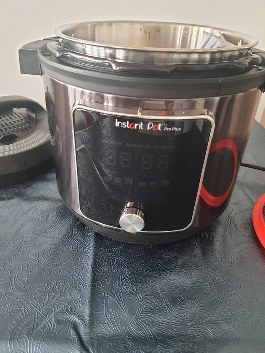 Продавам нов мултикукър Instant Pot Pro Plus