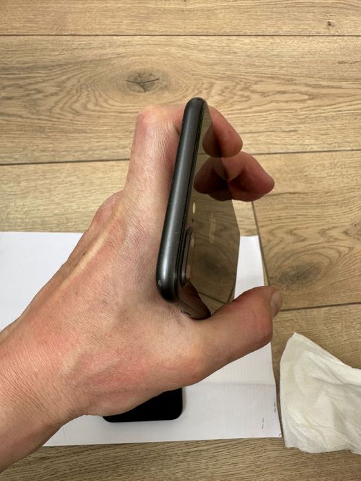 Продам iPhone 8 черный