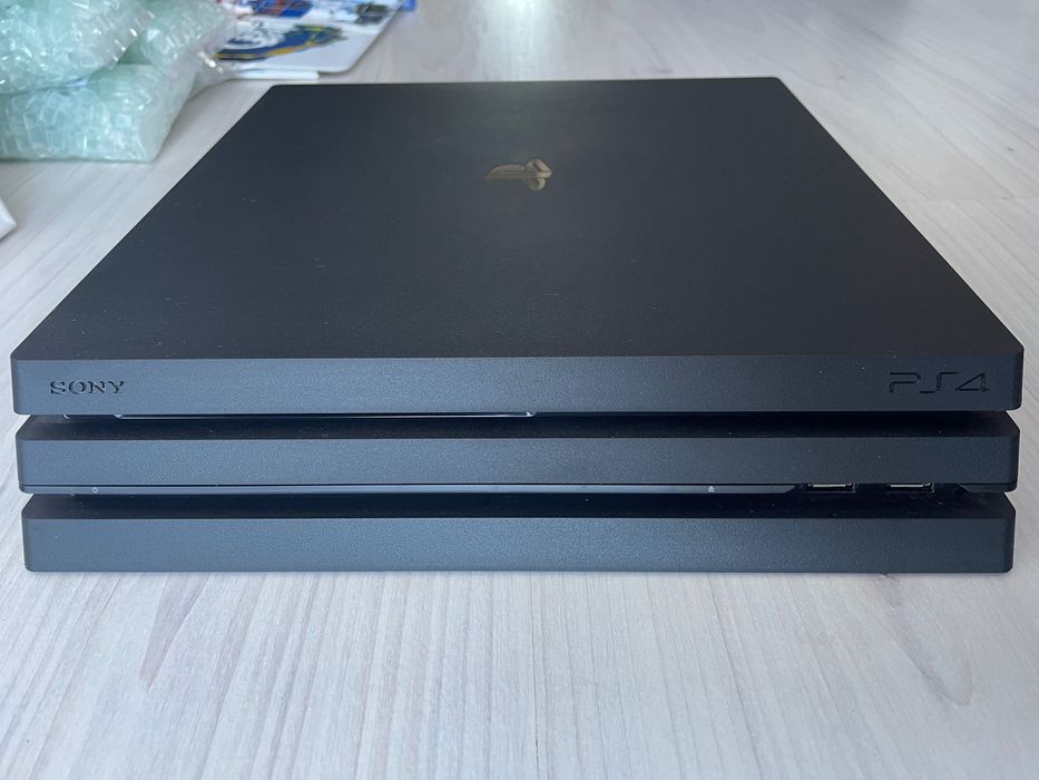 PlayStation Pro 4 + едн джойстик и подарък игра Grand Theft Auto 5