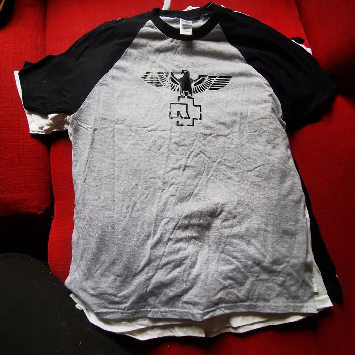 Tricouri de vânzare