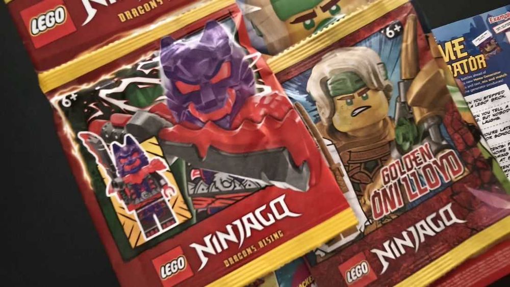 Revista Lego Ninjago cu 2 foil packuri Wolf Hunter si Golden Oni Lloyd
