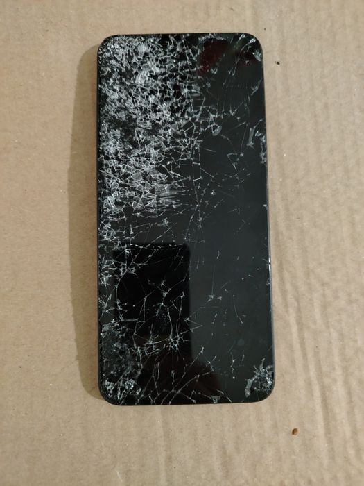 HONOR 400 Smart  cu display-ul spart. Placa este buna. Porneste, vibrează, se aud sunete