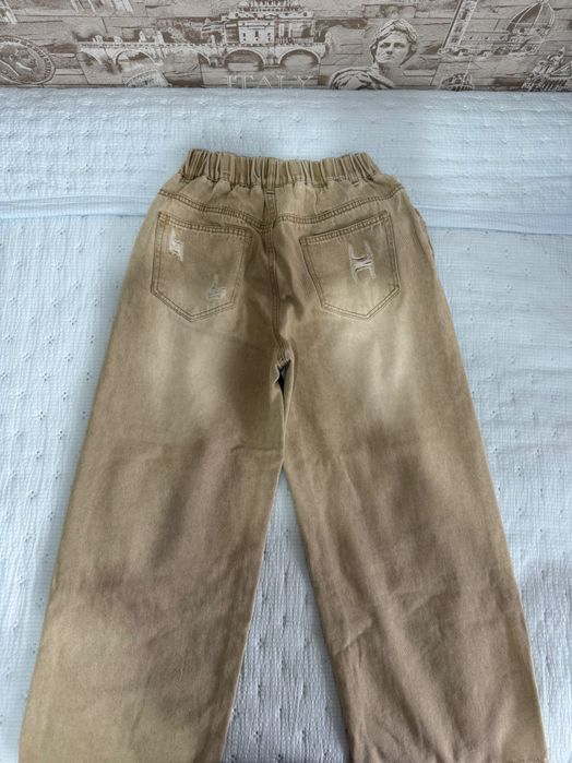 Джинсы синие и горчичного цвета